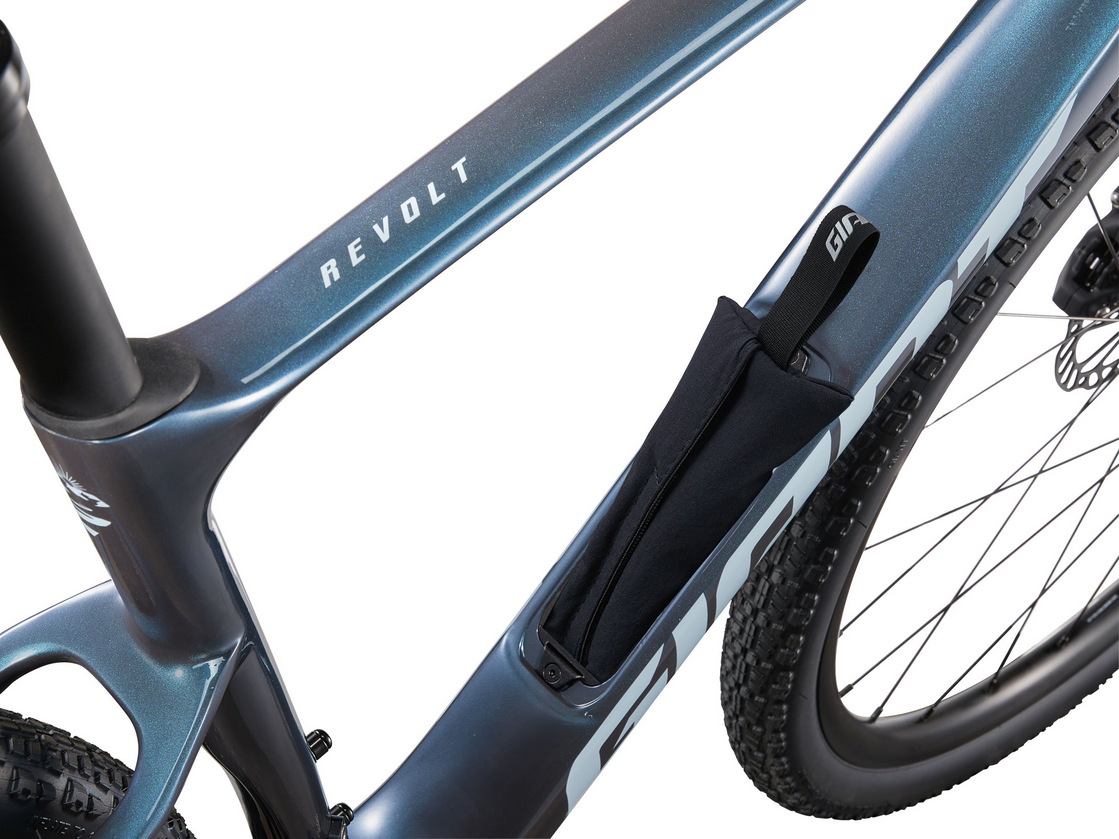 Giant revolt accessories 2025
